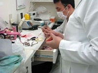 レジンに置き換えたものを取り出しているところ。レジンに置き換えたものと模型を慎重に取り外しています。