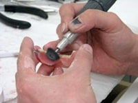 本義歯の研磨を行います。技工士が入れ歯を丁寧に磨き上げます。